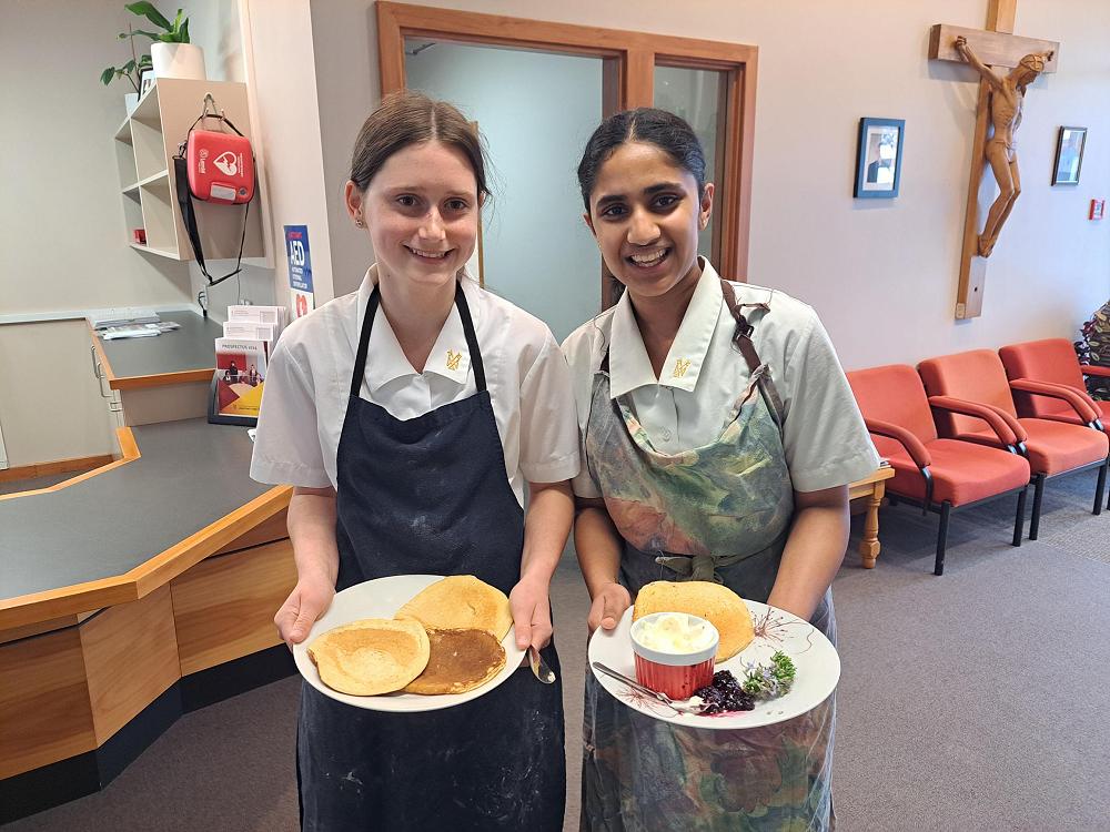 Niamh Farrell & Aleesa Jestine with their delicious pancakes.